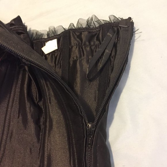 Zip-Up Black Corset with Lace and Bow - Picture 3 of 4